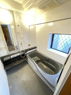 【浴室】 | 川西市大和東５丁目　中古戸建 | 明るく広い浴室です。浴室乾燥機付きで寒い日も心配なし！