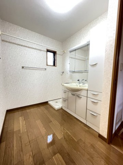 【脱衣所】 | 川西市大和東５丁目　中古戸建 | 洗濯機スペースもあり、洗面台も大きく使いやすそう！