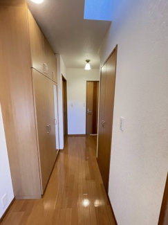 【その他】 | 川西市大和東５丁目　中古戸建 | １階廊下には収納があり、何かと便利です