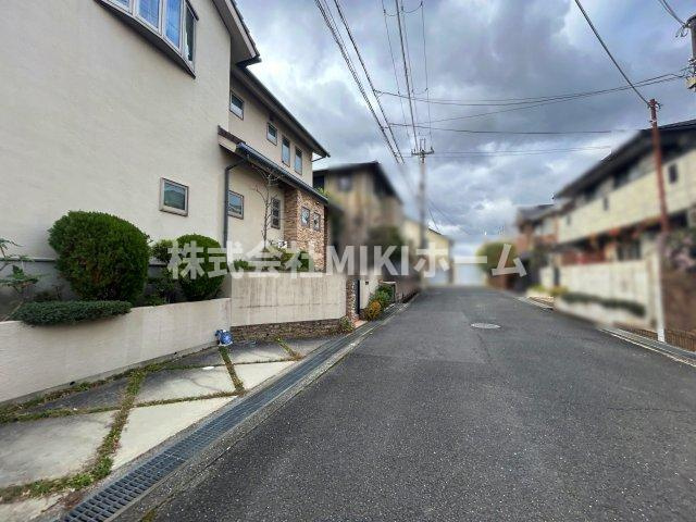 箕面市小野原西３丁目　中古戸建の前面道路含む現地写真