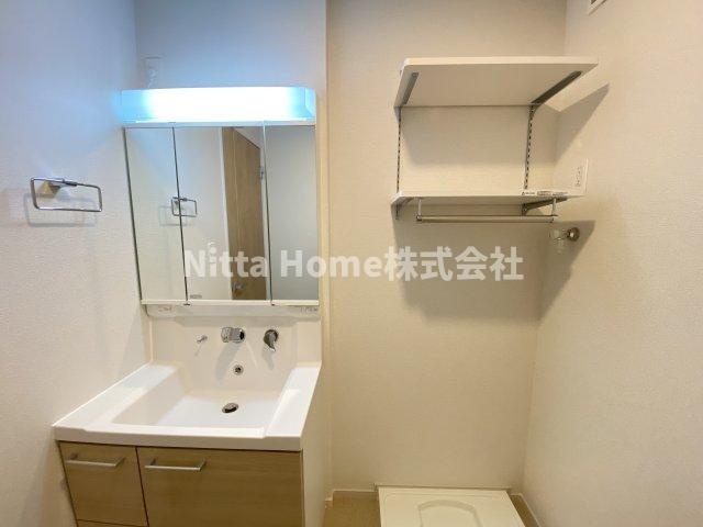 フォレストＣの洗面所|三面鏡の鏡が付いたシャワー付き洗面台☆