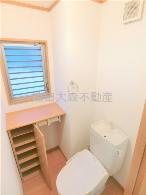 エスポワール・トキワのトイレ|窓と温水暖房便座と収納付のトイレ