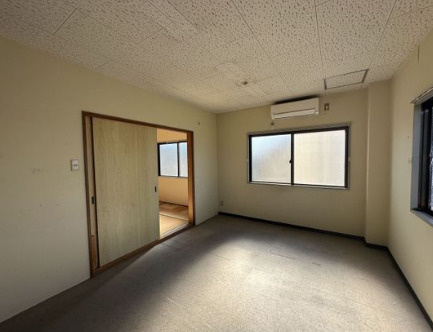 守山市吉身６丁目の店舗事務所の内装