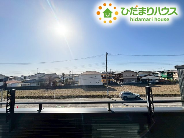東松山市六軒町　新築一戸建て　ブルーミングガーデン　01の展望|バルコニーからは、周辺の穏やかな街並みが一望できます！高い建物が隣接していないため、プライバシーを保ちつつ開放感も味わえます。澄んだ空気の中、遠くの景色を眺めながらのんびりティータイムも素敵です！