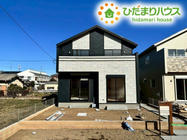 東松山市六軒町　新築一戸建て　ブルーミングガーデン　01の外観|青空に映えるスタイリッシュなモノトーンの外観です！並列でお車を駐車できるゆとりのスペースを確保しており、毎日のお買い物や雨の日のお出かけもスムーズに。前面道路も広々としていて、運転が苦手な方も安心♪