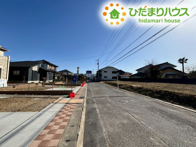 東松山市六軒町　新築一戸建て　ブルーミングガーデン　01の前面道路含む現地写真|開放感のある前面道路は、歩道も整備されておりお子様との歩行も安心です！視界を遮る高い建物が少なく、空を広く感じられる落ち着いた住環境。お車同士のすれ違いもスムーズに行える広さがあり、毎日の通勤も快適♪