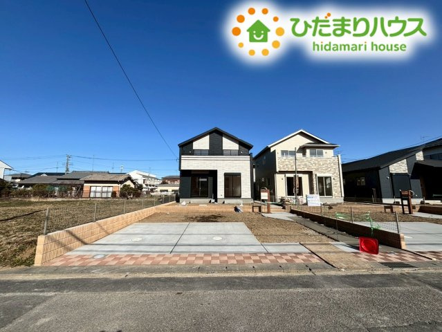 東松山市六軒町　新築一戸建て　ブルーミングガーデン　01の駐車場|お車を複数台所有されているご家庭に嬉しい、広々としたカースペースです！自転車やベビーカーを置くスペースも十分に確保できます。舗装もしっかり施されているため、足元が汚れにくく、お掃除の手間も省けますね♪