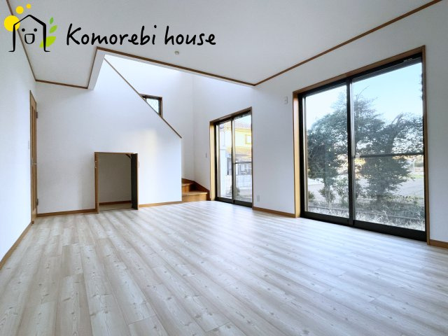 桶川市川田谷　中古戸建の居間・リビング|家族の気配を感じながら上がれるリビングイン階段。毎日のコミュニケーションが自然と増える、温かみある住まいの中心です。															