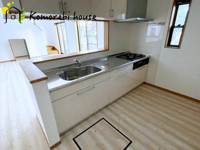 桶川市川田谷　中古戸建のキッチン|広々LDKとつながるキッチンは、家族との会話を楽しみながら調理ができる設計です。															