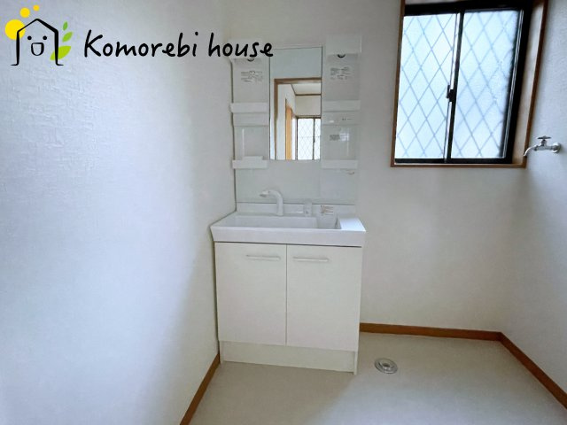 桶川市川田谷　中古戸建の独立洗面台|白を基調とした清潔感のある洗面台。シンプルで上品なデザインが空間に明るさをプラスします。															