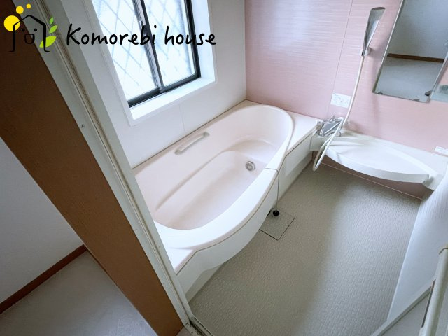 桶川市川田谷　中古戸建の浴室|暖房・乾燥・換気が一体になった多機能浴室で、一年を通して快適に使えるのが魅力。冬は暖房であたたかく、雨の日は乾燥が洗濯物をしっかり乾かしてくれます。									