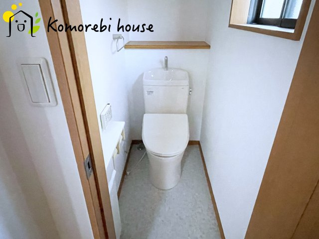 桶川市川田谷　中古戸建のトイレ|限られたスペースでも圧迫感を感じさせない、すっきりデザインのトイレ。壁付け収納や節電型のスリム設計で、コンパクトでも“広く見える”快適空間を叶えます。								