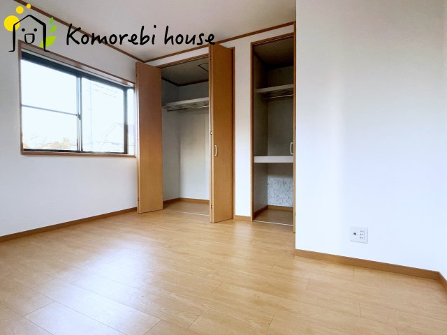 桶川市川田谷　中古戸建の寝室|一日の疲れをゆっくり癒せる主寝室は、ベッドを置いてもゆとりある広さが魅力。収納完備で衣類もスッキリ収まり、静かで落ち着いた空間が快適な眠りをサポートします。															