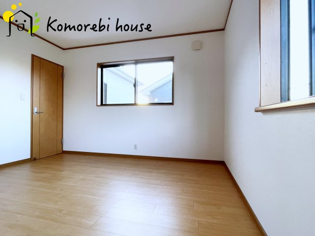 桶川市川田谷　中古戸建の寝室|寝室にはゆとりのある広さがあり、大きめのベッドも余裕をもって配置できます。
実際に内覧いただければ、サイズ感もよりイメージしやすいと思います。採寸もその場でご協力いたしますので、ぜひお確かめください。