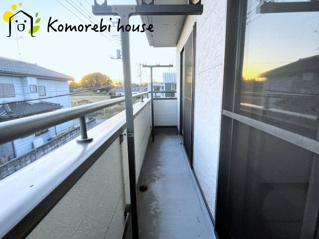 桶川市川田谷　中古戸建のバルコニー|2階のバルコニーは日当たり・風通しがよく、洗濯物もスムーズに乾きます。家事動線も良く、毎日の忙しさを軽減してくれます。															