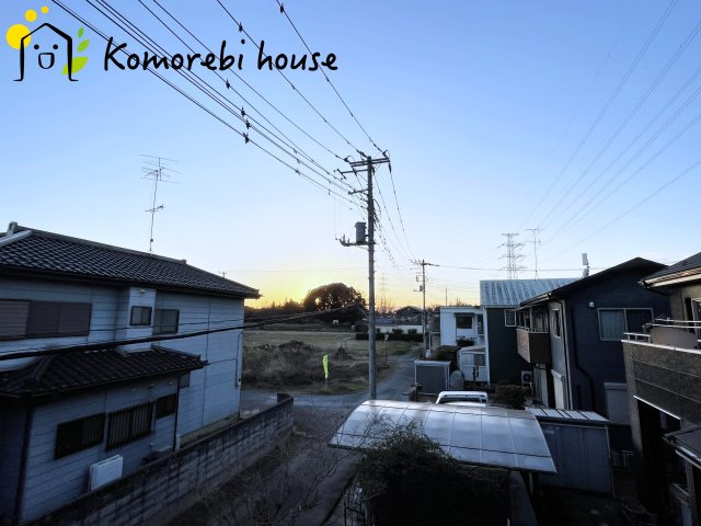 桶川市川田谷　中古戸建の前面道路含む現地写真|住宅街ならではの落ち着いた雰囲気と、しっかり確保された明るさが魅力の眺望です。															