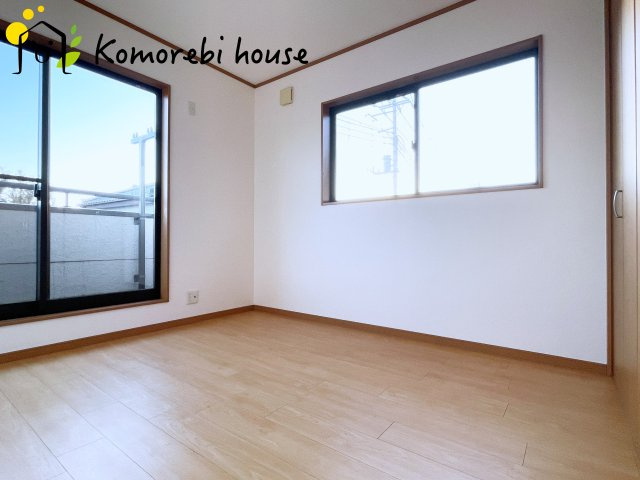 桶川市川田谷　中古戸建の子供部屋|自然光が心地よく入る子ども部屋は、学習・遊び・睡眠をしっかり支える快適環境。シンプル設計でレイアウトも変えやすく、成長に合わせて長く使える利便性の高い一室です。															