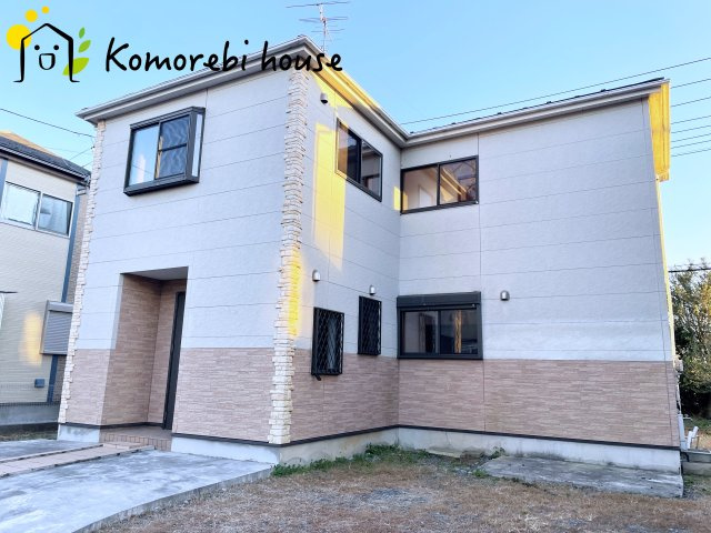 桶川市川田谷　中古戸建の外観|明るい色合いのおしゃれな外観。存在感があり、帰宅時に気分が上がるデザインです。周辺環境とも調和し、落ち着いた街並みに映える一邸です。