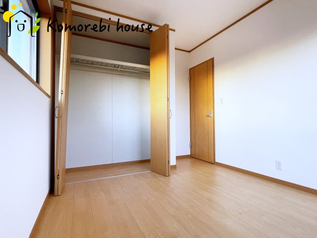 桶川市川田谷　中古戸建の子供部屋|リビングでは散らかりがちな玩具も、この部屋ならパッと片づけられる収納動線。遊びと生活をうまく切り替えられる子どもに優しい一室です。