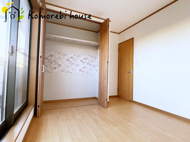 桶川市川田谷　中古戸建の洋室|明るい光が差し込む洋室は、寝室・子ども部屋・ワークスペースなど多用途に使える自由度の高い空間。家具の配置もしやすく、暮らしに合わせて柔軟に活用できます。											