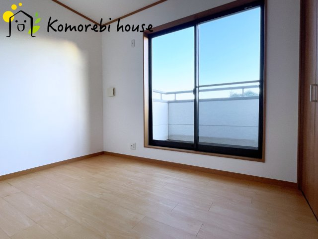 桶川市川田谷　中古戸建の洋室|広さにゆとりがあるので、衣装ラックや小さなドレッサーも置けるのが魅力。朝の身支度もスムーズになり、一日の始まりを快適に迎えられます。