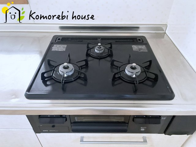 桶川市川田谷　中古戸建のキッチン|同時調理が叶う3口コンロと便利なグリル付き。忙しい朝のお弁当作りも、夕食の複数メニューもスムーズにこなせる頼れる設備です。															