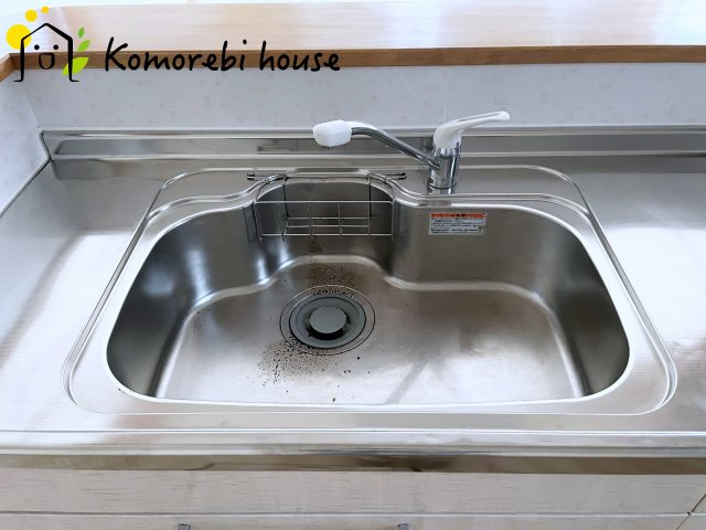 桶川市川田谷　中古戸建のキッチン|凹凸の少ない水洗い場は毎日のお手入れがしやすいです。