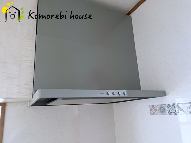 桶川市川田谷　中古戸建のキッチン|吸引力の高いレンジフードが煙や匂いを素早く排出。揚げ物や炒め物も気兼ねなくでき、リビングに匂いを残しません。				