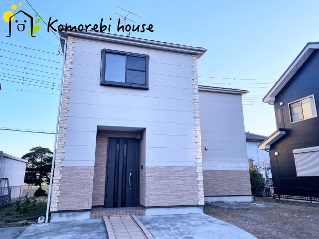 桶川市川田谷　中古戸建の外観|レンガ調のサイディングが優しい風合いを生み、街並みにしっくり馴染む外観に。自然な表情を楽しみながら、耐候性にも優れた、長く愛せる住まいです。