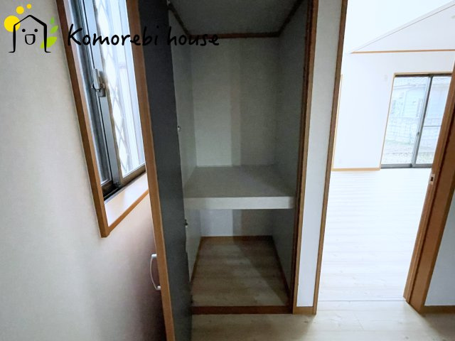 桶川市川田谷　中古戸建の収納|普段はしまっておきたい非常食や季節家電をすっきり収納。生活動線を邪魔せず、いざという時サッと取り出せる頼れる収納です。