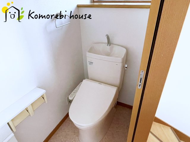 桶川市川田谷　中古戸建のトイレ|2階にもトイレがあることで、朝の混雑が解消し生活動線がスムーズに。新築ならではの間取り設計で、毎日の“プチストレス”が驚くほど減ります。															