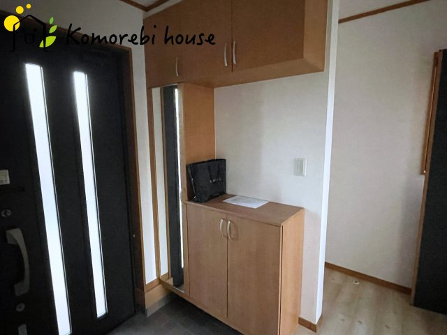桶川市川田谷　中古戸建の玄関|シューズボックスで家族全員の靴をまとめて収納。玄関がいつでもスッキリ片付きます。