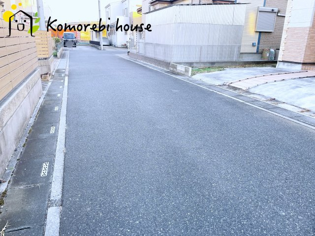 桶川市川田谷　中古戸建の前面道路含む現地写真|分譲地内の交通量少なめの道路沿い。小さなお子さまのいるご家庭も安心して暮らせる、穏やかな住環境です。															