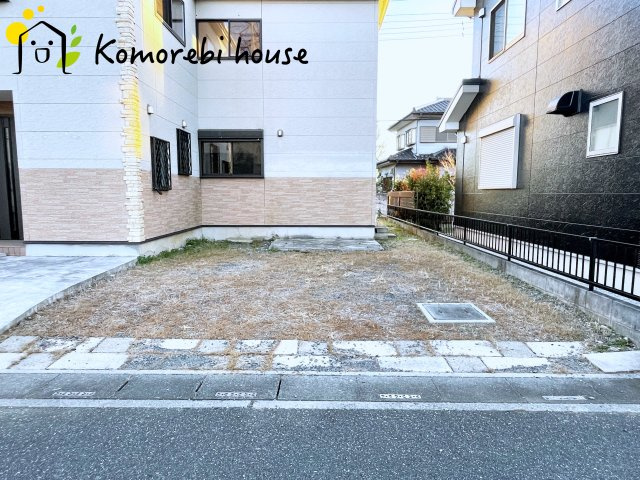 桶川市川田谷　中古戸建の駐車場|並列2台駐車が可能なゆとりあるスペース。来客時や将来車が増えても安心の使い勝手です。															