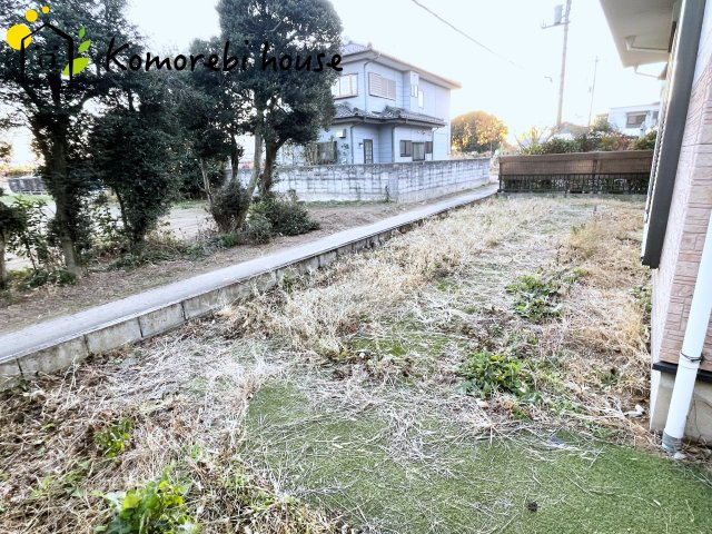 桶川市川田谷　中古戸建の庭|芝のやわらかな質感と落ち着いた表情が心地よいお庭。休日にはお子様とボール遊び、平日は洗濯物を干しながらほっと一息つける、家族の憩いのスペースです。															