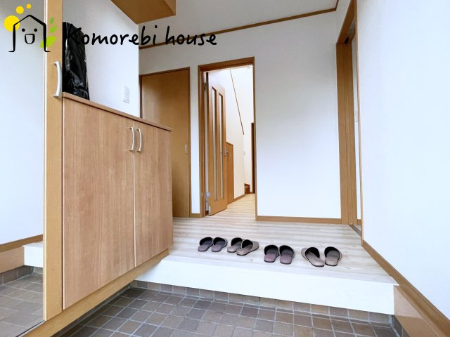 桶川市川田谷　中古戸建の玄関|明るく使いやすい玄関で、家族の生活をスムーズに。収納や導線も配慮された万能空間です。															