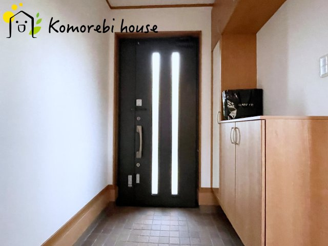 桶川市川田谷　中古戸建の玄関|玄関から快適な生活が始まる。収納・導線・使い勝手に配慮された、家族に優しい設計です。															