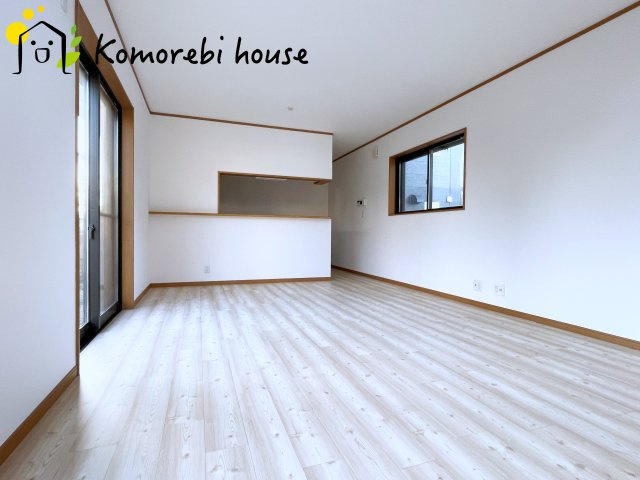 桶川市川田谷　中古戸建の居間・リビング|18帖以上の広々LDK。家族が集まり、食事や会話、くつろぎの時間が自然と重なる空間です。															