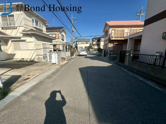 リフォーム素材にぴったり　玉津町水谷　築29年の前面道路含む現地写真