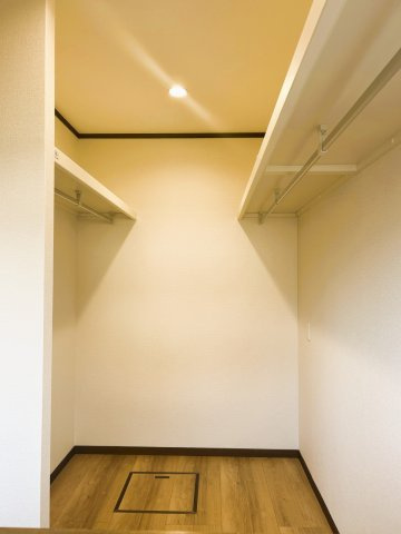 北佐久郡立科町塩沢　中古住宅の洗面所|洗面脱衣室は壁と天井、床それぞれの張替えを行い、清潔感溢れる空間に生まれ変わりました。脱衣所には幅750mmのハウステック製洗面台を新設しました。