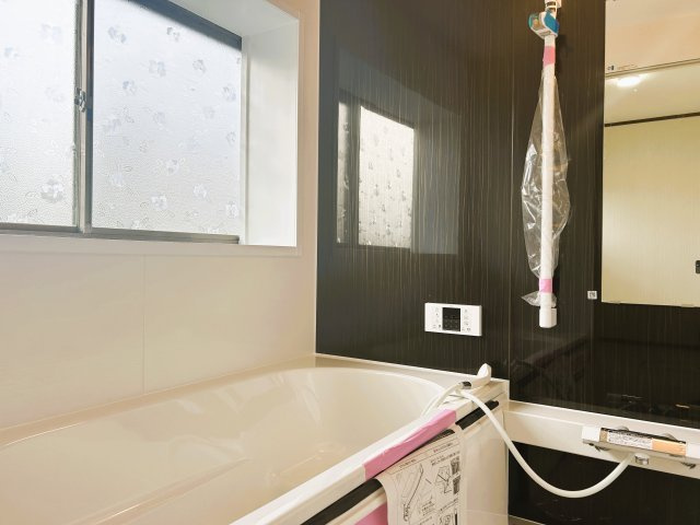 北佐久郡立科町塩沢　中古住宅のトイレ|トイレはLIXIL製の温水洗浄機能付きに新品交換しました。キズや汚れが付きにくい加工が施してあるのでお手入れが簡単です。直接肌に触れるトイレは新品が嬉しいですよね。