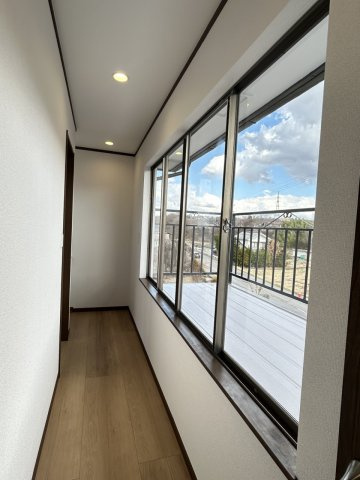 北佐久郡立科町塩沢　中古住宅の洋室|2F西側和室を洋室に変更しました。床はフローリングの重ね張り、天井と壁はクロスの張替えをしました。