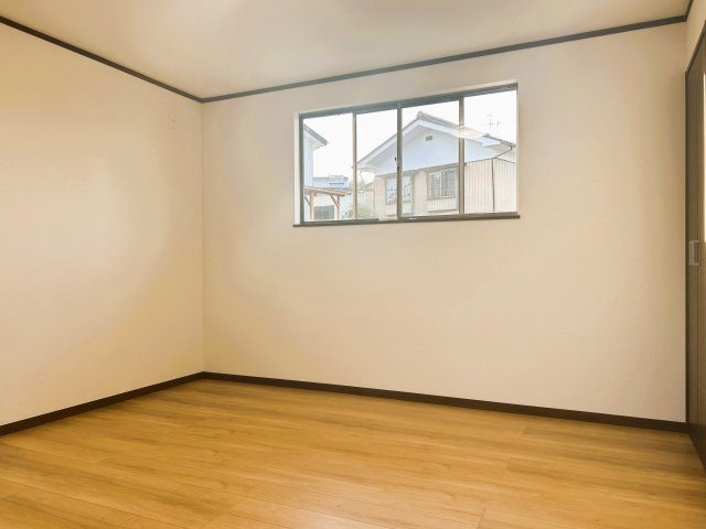 北佐久郡立科町塩沢　中古住宅の玄関|玄関の鍵は新しいものに交換します。中古住宅だとセキュリティ面は特に心配ですよね。カチタスの住宅ならそんな心配はいりません。