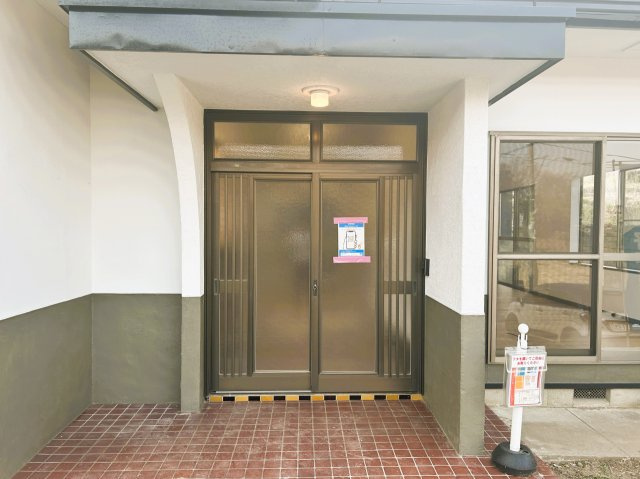 北佐久郡立科町塩沢　中古住宅の駐車場|駐車スペース部分に追加工事を行い、駐車のしやすさ、見た目を向上させました。玄関までスロープから行くことも階段を使うことも出来るようになっております。