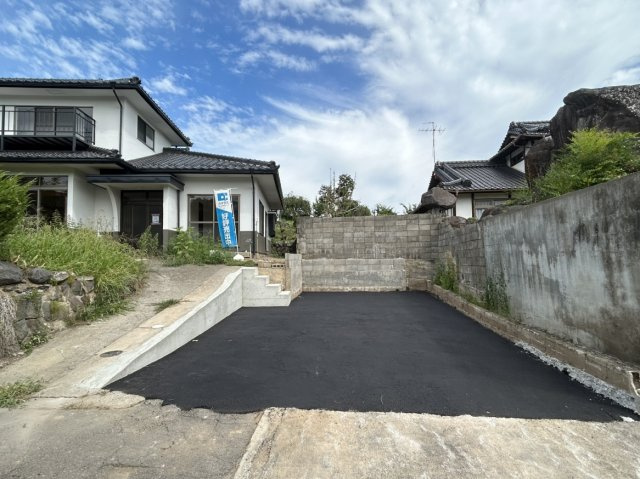 北佐久郡立科町塩沢　中古住宅の区画図|駐車場は拡張工事を行いました。アスファルト舗装のうえ、玄関へのアプローチに階段を新設したことで、機能性、見た目が向上しました。