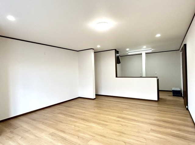 北佐久郡立科町塩沢　中古住宅のキッチン|キッチンはハウステック製の新品に交換しました。引出には一升瓶や寸胴鍋など背の高いものも収納可。天板は熱や傷にも強い人工大理石仕様なので、毎日のお手入れが簡単です。