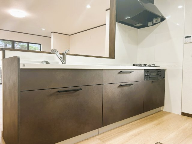 北佐久郡立科町塩沢　中古住宅の玄関|床はフローリングを張替え、天井と壁はクロスの張替えをしました。