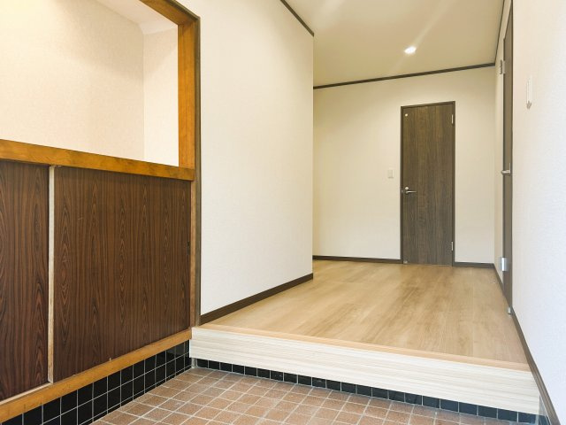 北佐久郡立科町塩沢　中古住宅の和室|畳のお部屋は畳表の張替えを行いました。1Fにある和室8帖は客間としてだけでなく、小さなお子様のお昼寝スペースや遊び場としても活躍してくれます。