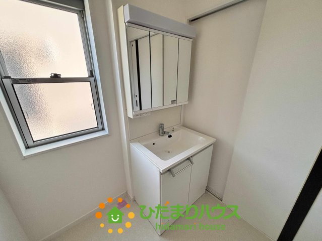 加須市南小浜　中古一戸建ての寝室|大きな窓から明るい光が差し込む心地よいお部屋です！エアコン完備で年中快適なのはもちろん、室内物干しホスクリーン付きなので、天気を気にせずお洗濯が捗ります♪日々の家事時間を短縮できる工夫が満載です！