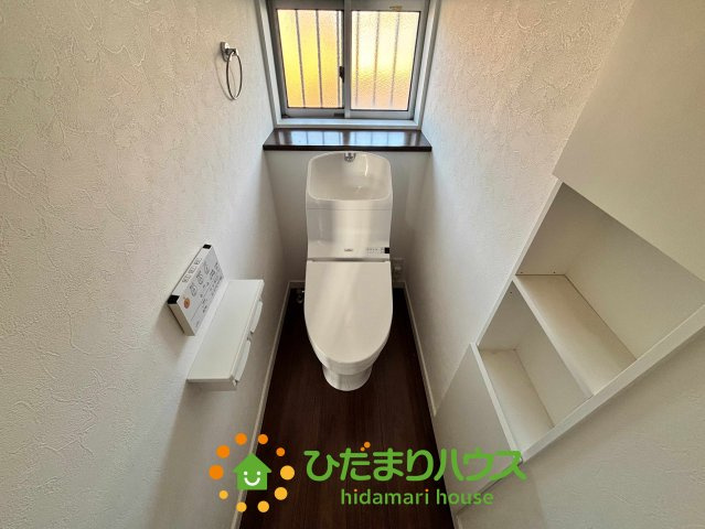 加須市南小浜　中古一戸建てのトイレ|清潔感あふれる温水洗浄便座付きのトイレです！便利な収納棚が設置されており、トイレットペーパーなどを目立たず綺麗に収められます。窓からの光が明るく、手洗い一体型タンクで機能性もしっかり備わっています！